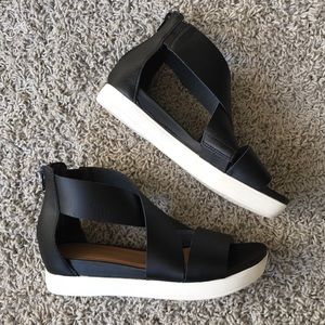 Universal Thread Sandals (size 6.5)